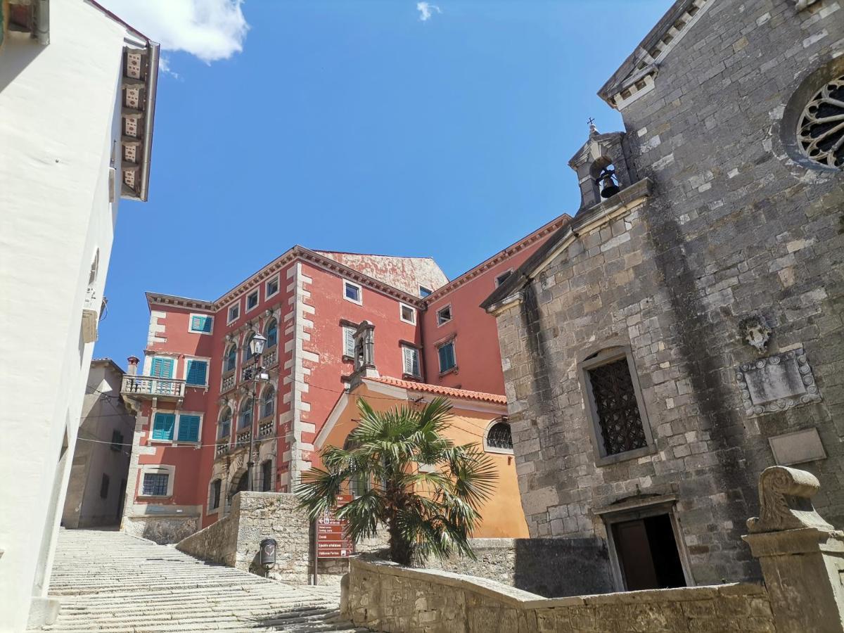 Apartment Branko With Terrace, Old Town Labin Labin  Bagian luar foto